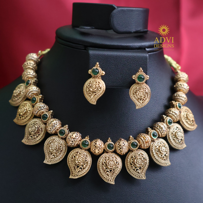 Emerald Paisley Antique Gold Necklace Set