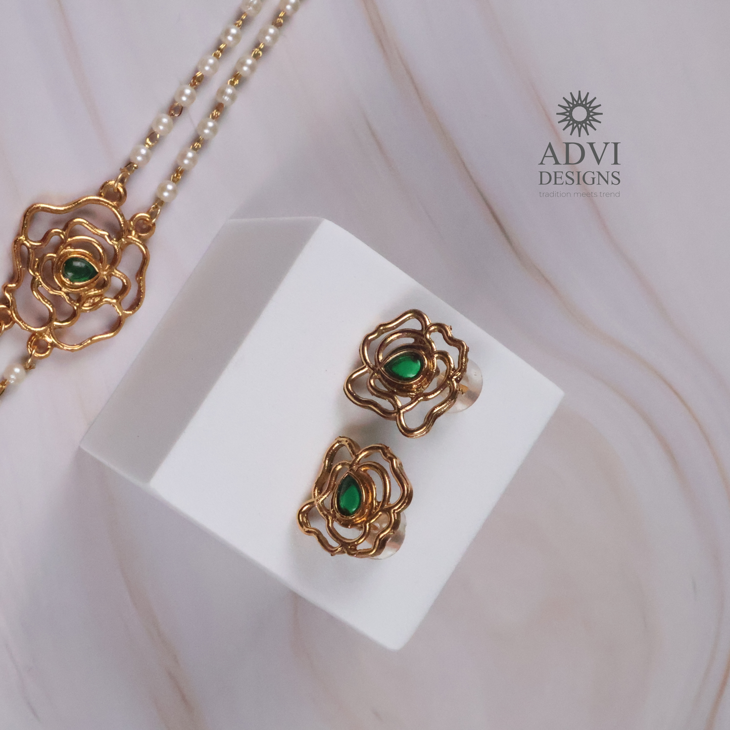 Antique Gold Floral Pearl Chain Necklace Set with Emerald Green Stone