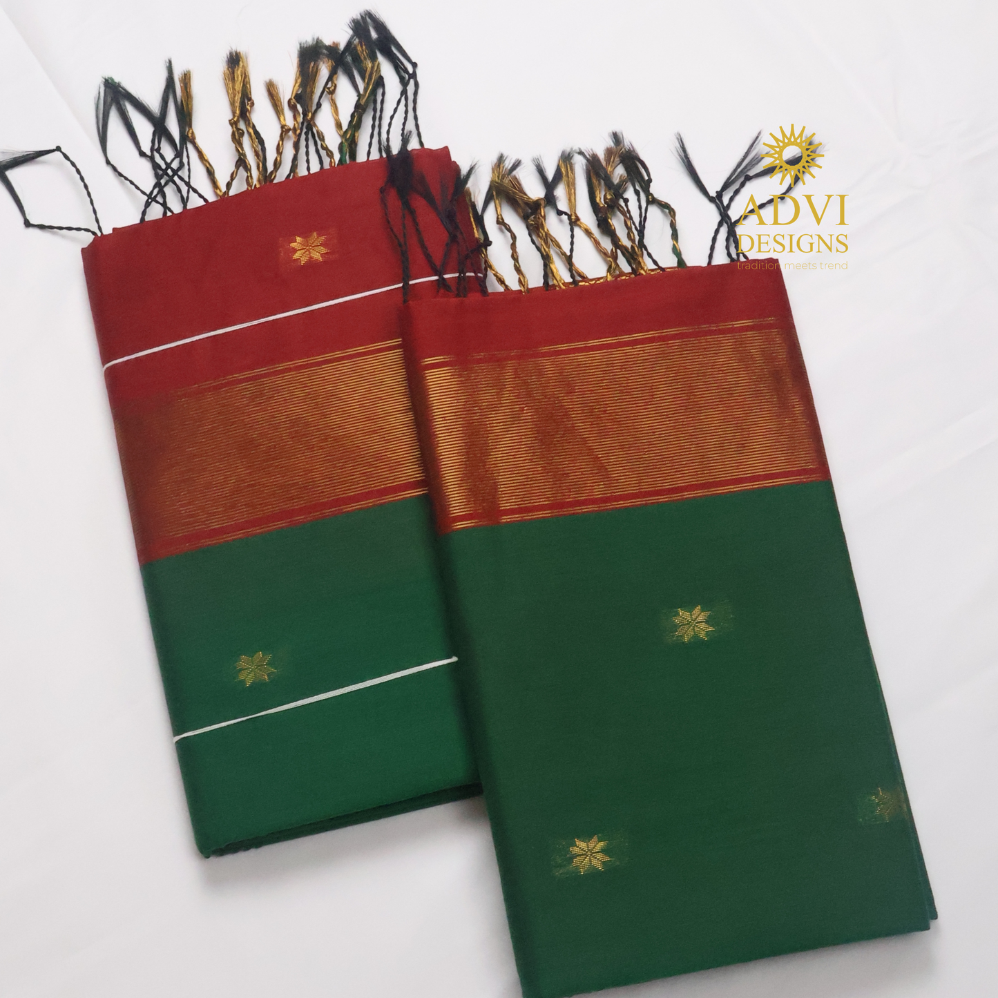 Maheshwari Silk Cotton Saree in Emerald Green with Maroon Contrast Pallu & Maroon Blouse  Gold Woven Motifs