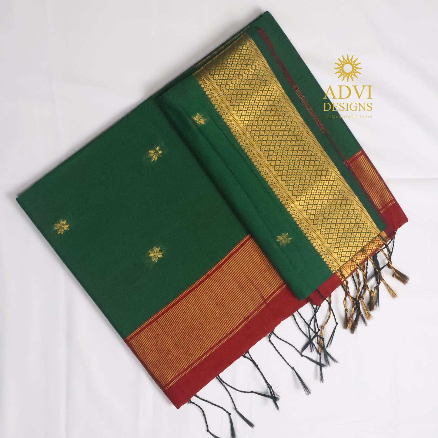 Maheshwari Silk Cotton Saree in Emerald Green with Maroon Contrast Pallu & Maroon Blouse  Gold Woven Motifs