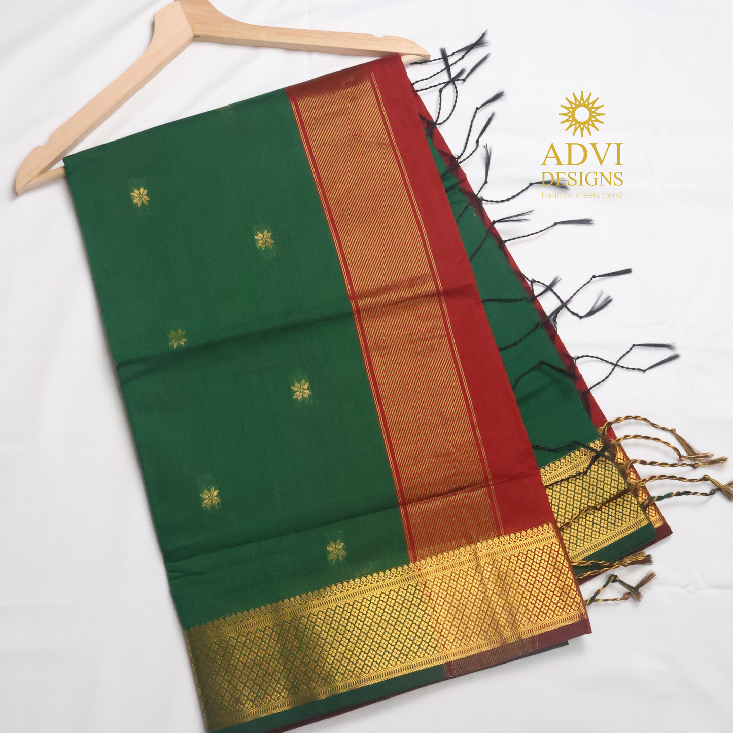Maheshwari Silk Cotton Saree in Emerald Green with Maroon Contrast Pallu & Maroon Blouse  Gold Woven Motifs