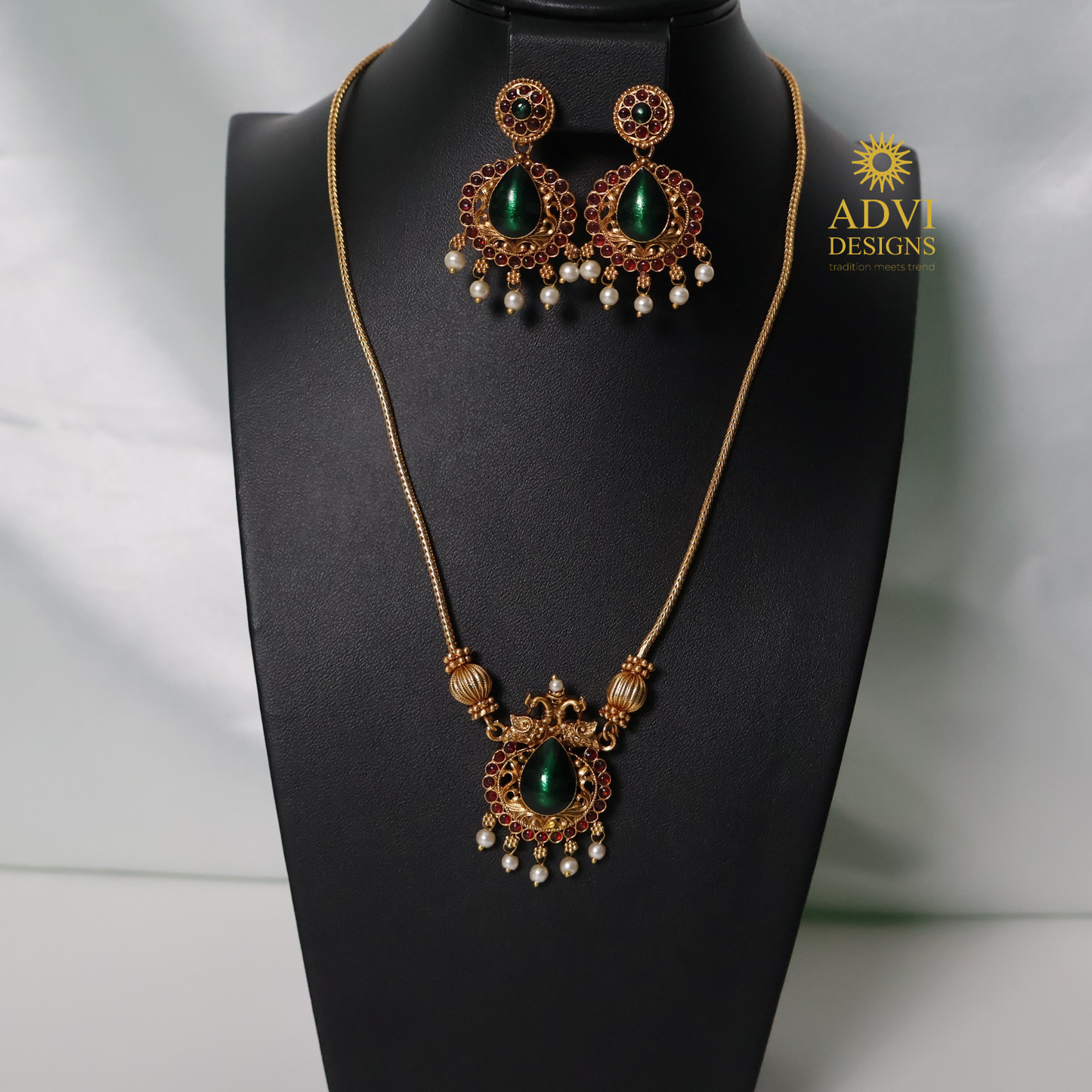Antique Gold Emerald Teardrop Pendant Haram Set