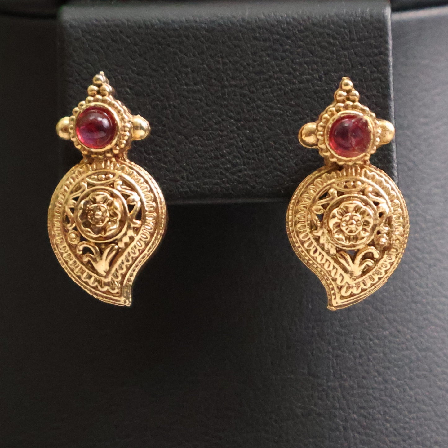 Ruby Paisley Antique Gold Necklace Set