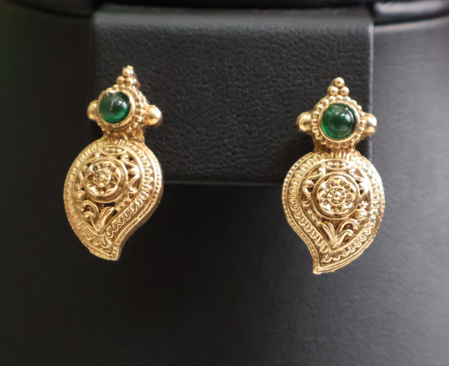Emerald Paisley Antique Gold Necklace Set
