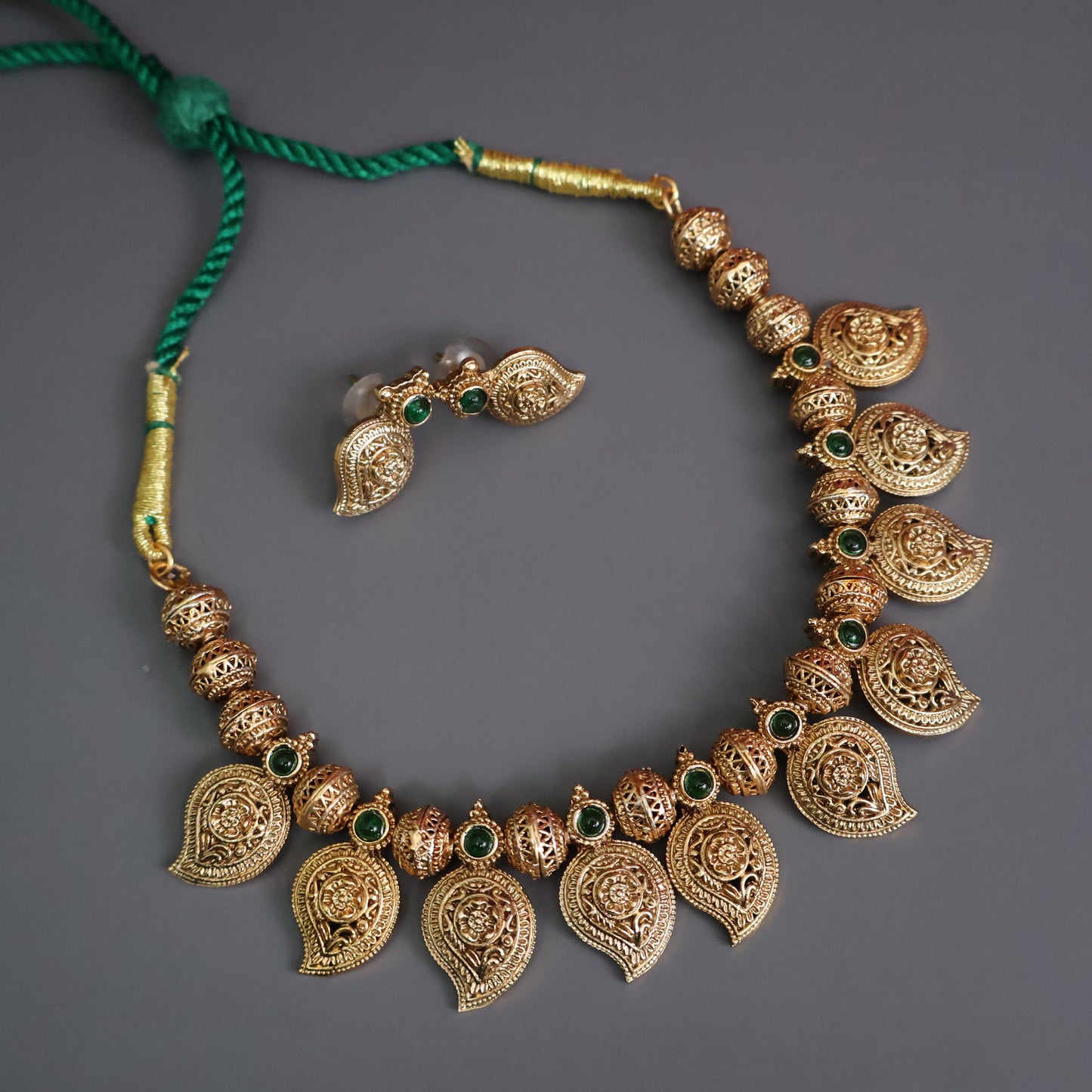 Emerald Paisley Antique Gold Necklace Set